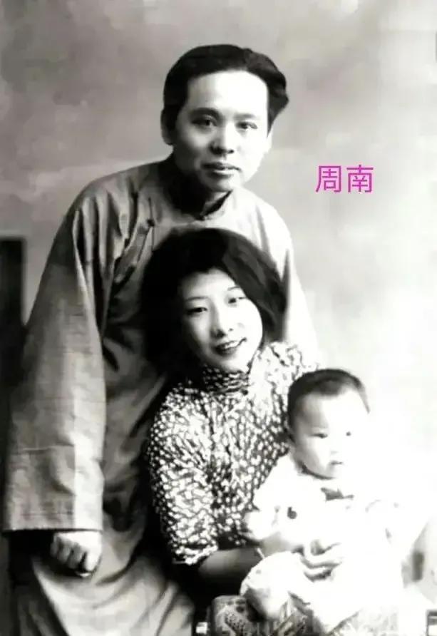 1913年，张恨水的母亲给他选妻子，张恨水虽抗拒，但也只能接受，他要求成亲前去看