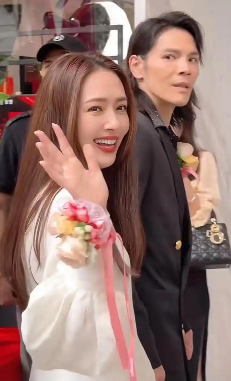 向佐在访谈中深度剖白婚姻，真诚而坦率地总结了自己的成长与感恩。 他多次强调，