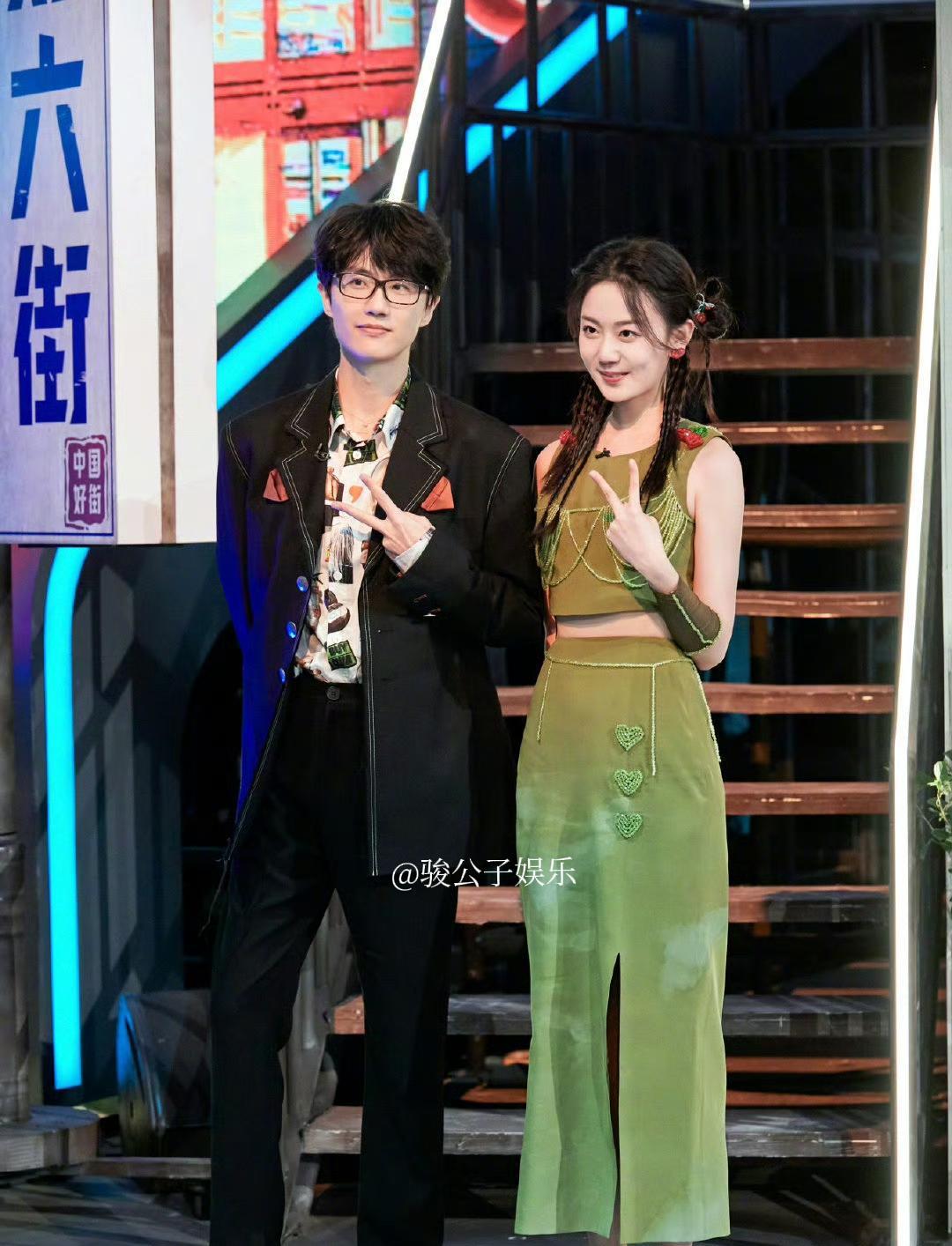 音乐人许嵩与主持人冯禧的爱情故事始于2022年的《你好星期六》舞台。当年11月，