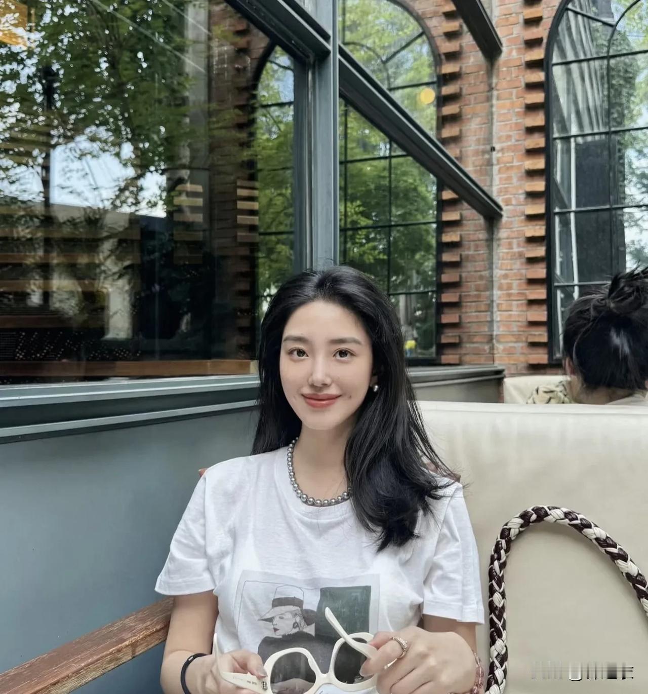 杨采钰是内娱唯一一个皮肤虽然不白，但是也非常美的女明星，因为她有种说不上来的气质