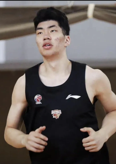 郭家军在亚洲杯中国男篮小组赛，虽然已经取得三场胜利，但内线隐患日益明显:李祥波不
