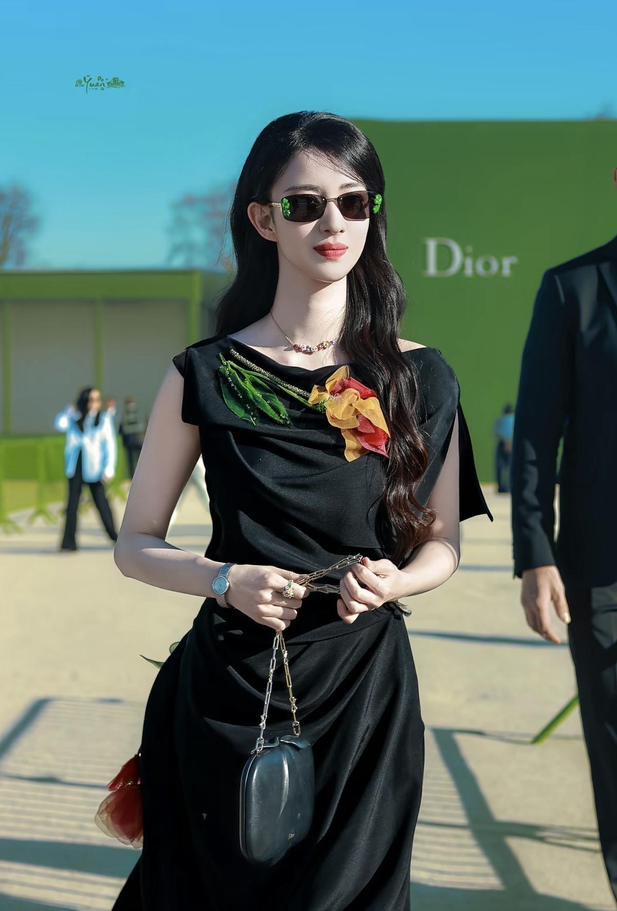 当王楚然遇见Dior是黑裙的沉静，是花饰的鲜活是巴黎阳光下，最动人的东方