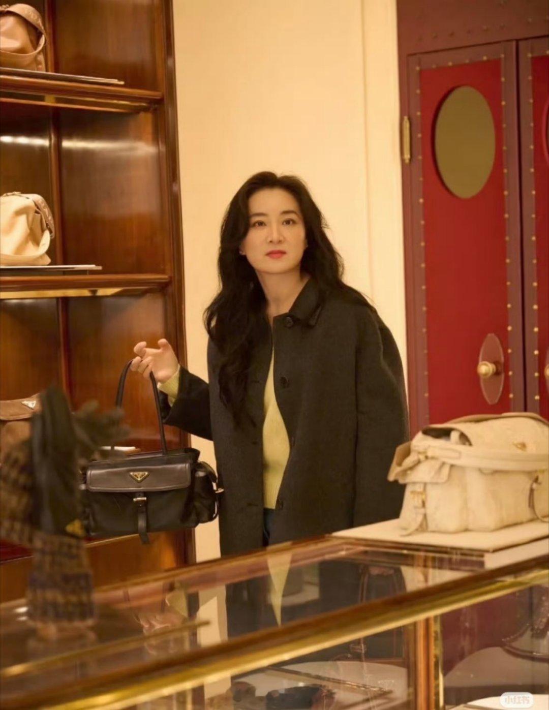 偶买噶，要不是看到写着贾玲的名字，第一眼看这张图是真的认不出来是贾玲啊，瘦了整个