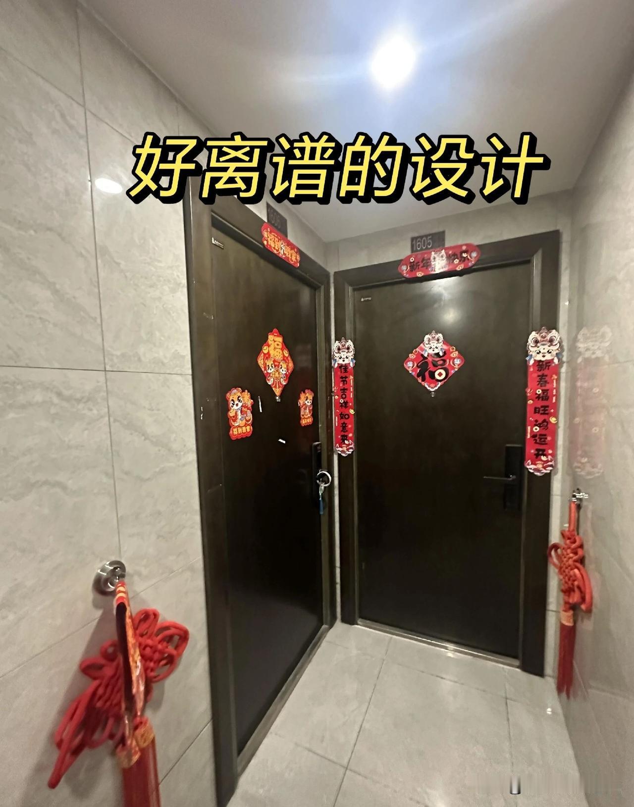 这种房子怎么设计的真是让人很无语，非常的无语。左边是我同事家的房子，他说门设计的