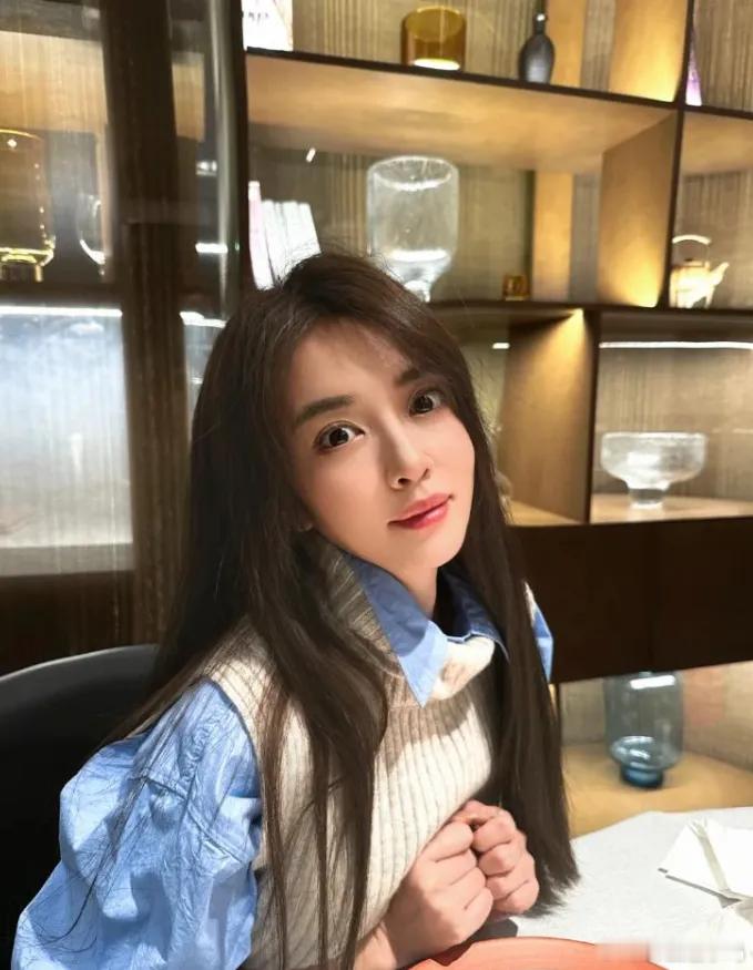 王晓晨穿得学院风满满，跟俞灏明约会去啦，也太会了吧！一头黑长发，妥妥的女神范儿～