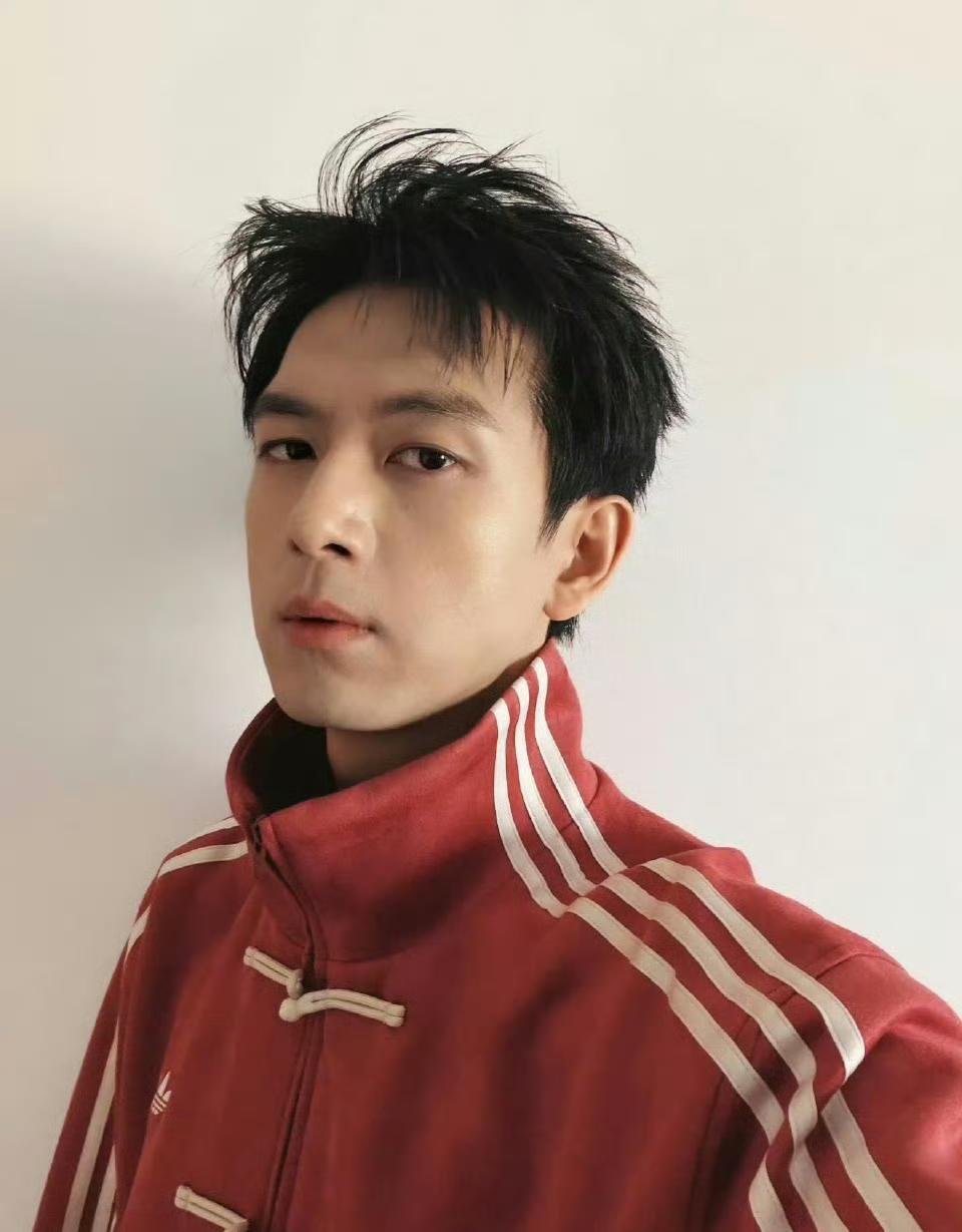 2月24日，杨紫父母外出就餐时被网友偶遇，有人发现杨紫父母穿的红色外套和李现曾穿