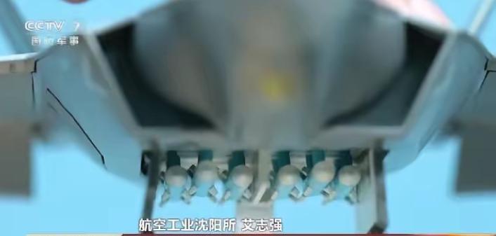 歼35弹仓可挂6枚霹雳15！歼35作为中型舰载机，弹仓能有这装载量相当厉害。霹