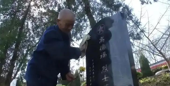 1994年，湖北岳父去河南女婿家做客时，无意间提到一个无人认领的烈士墓，女婿突然