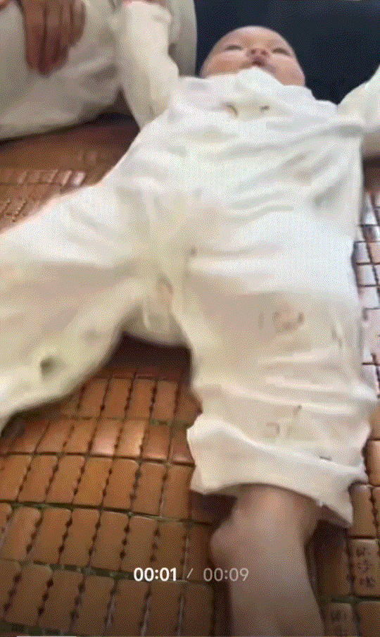 江西，一名8个月大的小宝宝意外走红。不靠颜值、不靠萌态，全靠一身过人的力气和满格