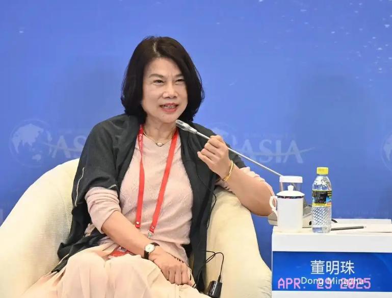 当年，格力003号装配工王卫国递上辞职信，董明珠拍桌承诺：再干5年，没房我兜底。