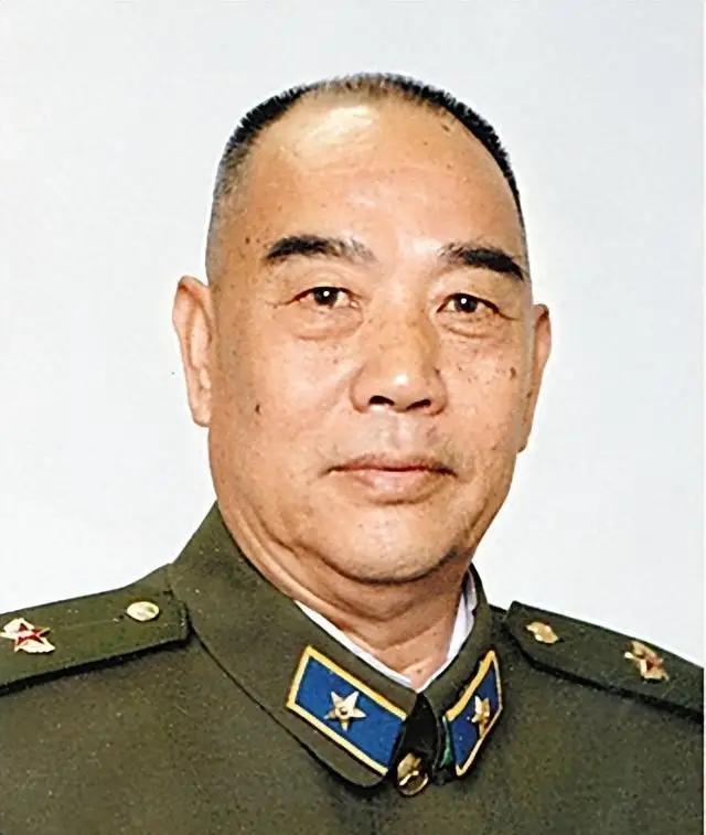 1958年，彭老总到兰州军区icon视察，吃饭时，他发现了一个干部很眼熟，便放下