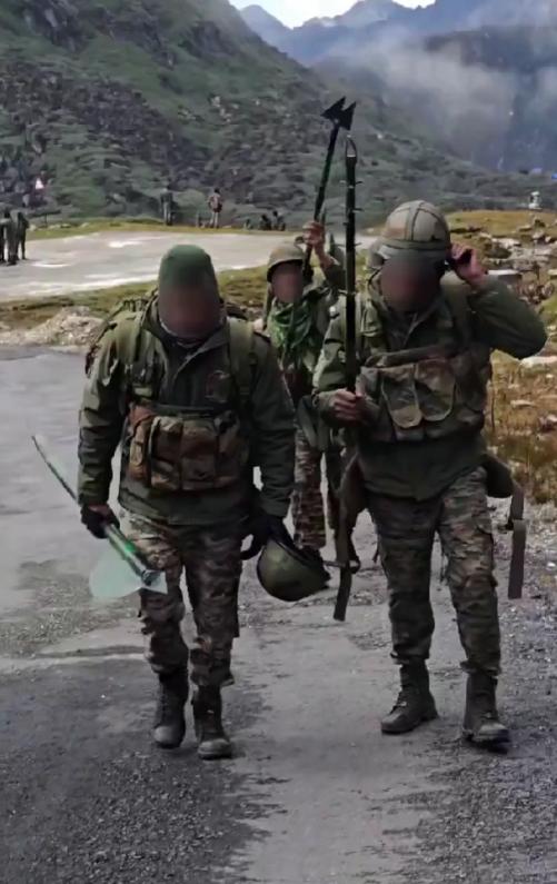 加勒万冲突，印度士兵被中国军人一顿痛扁后，不死心的印度给边防士兵发了新的装备！1