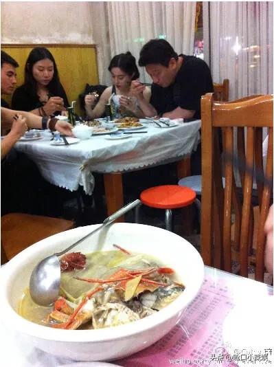 看到这张照片想起范冰冰给小女孩擦屁股其实从以前的照片可以看出来，女明星也是