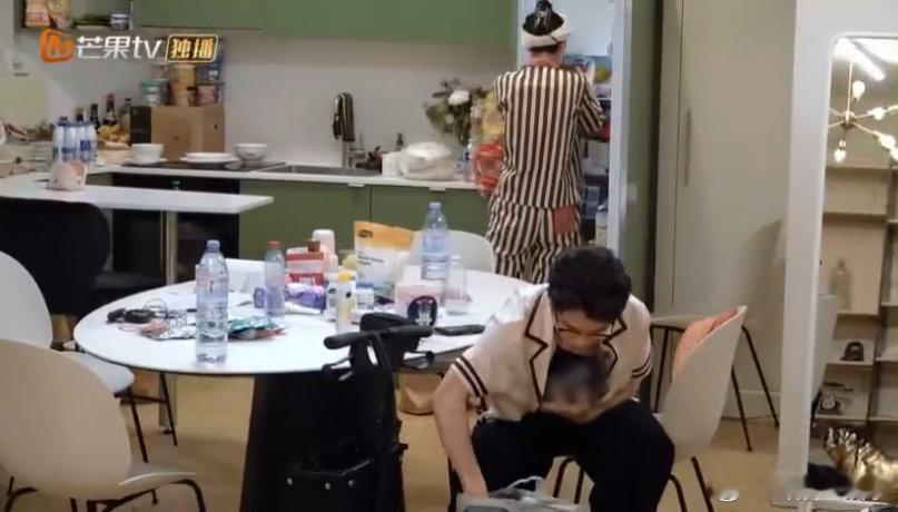 李佳琦想拥有李佳琦这样的同事要是同事是李佳琦，下班回宿舍直接开启“护肤