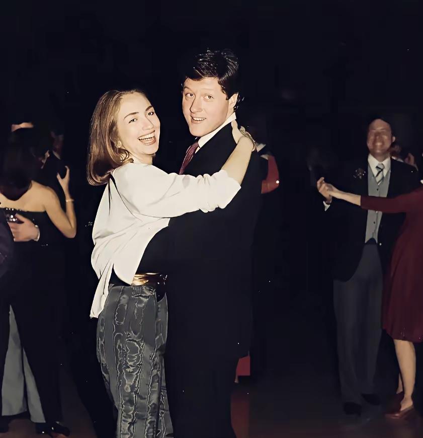 曾经的他们，原来也有如此甜蜜的一面！希拉里和克林顿，也有过爱情，而且还维持了不