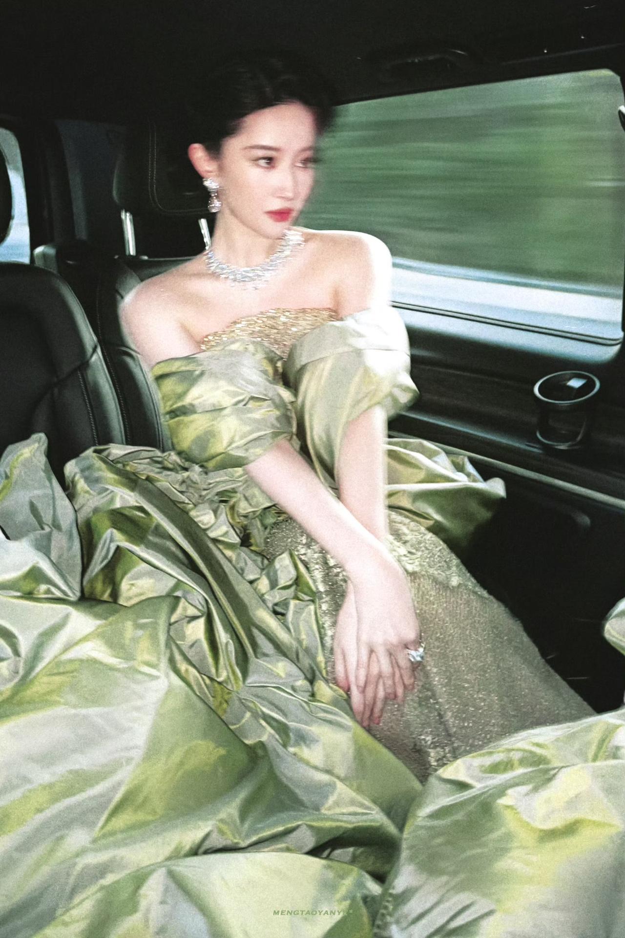 从小到大都是女神级别！每个年龄段都有各自不同的美[吐舌头眯眼睛笑]