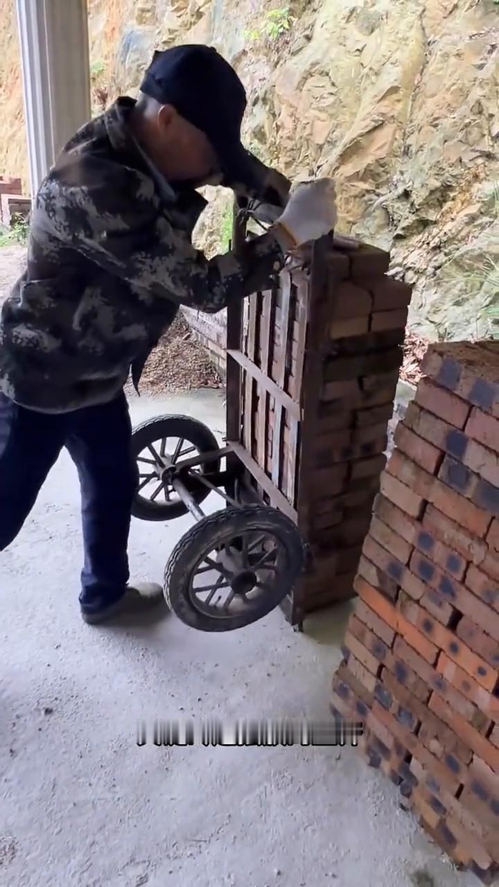 专业搬砖。现在搬砖是真的很方便，他们用这种专门的推车，只需把砖摆放在推车上就可