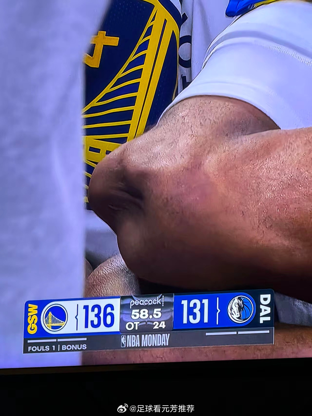 穆迪做完X光，在塞莱布里尼陪同下一瘸一拐回更衣室。做X光时，库里和队友在门外等着