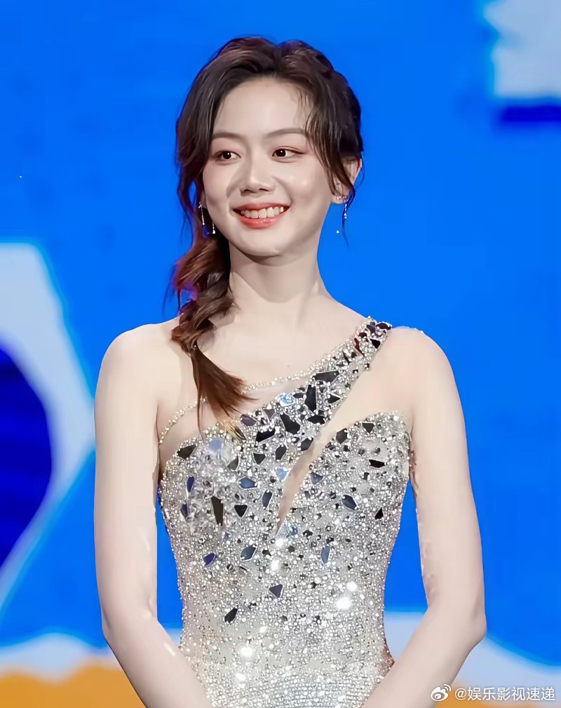 特意去查了一下许嵩女朋友冯禧，​不查不知道，一查真的大吃一惊，​原来冯禧才是真正