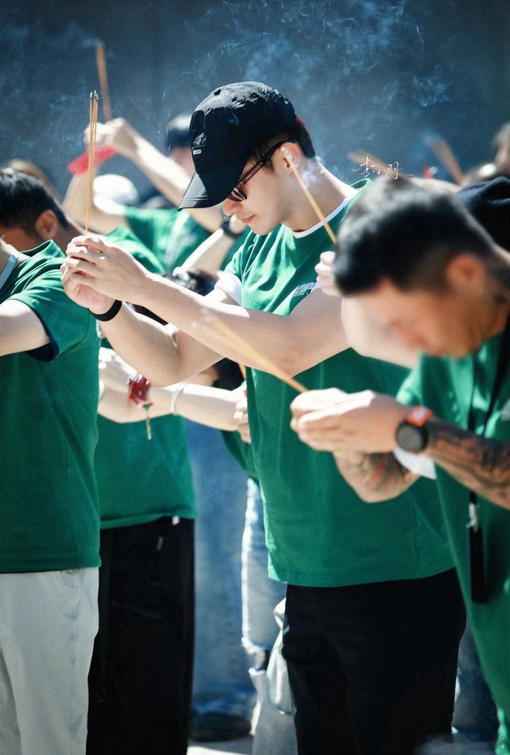 黄景瑜又双叒叕进组了黄景瑜觉醒开机无缝进组🤍换新发型迎接新角色，《觉醒》顺利开