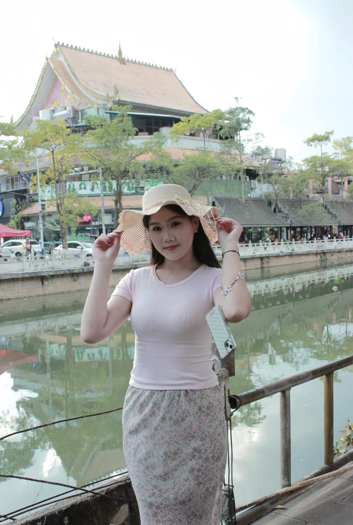 圆润的姐姐在景区开心的游玩。