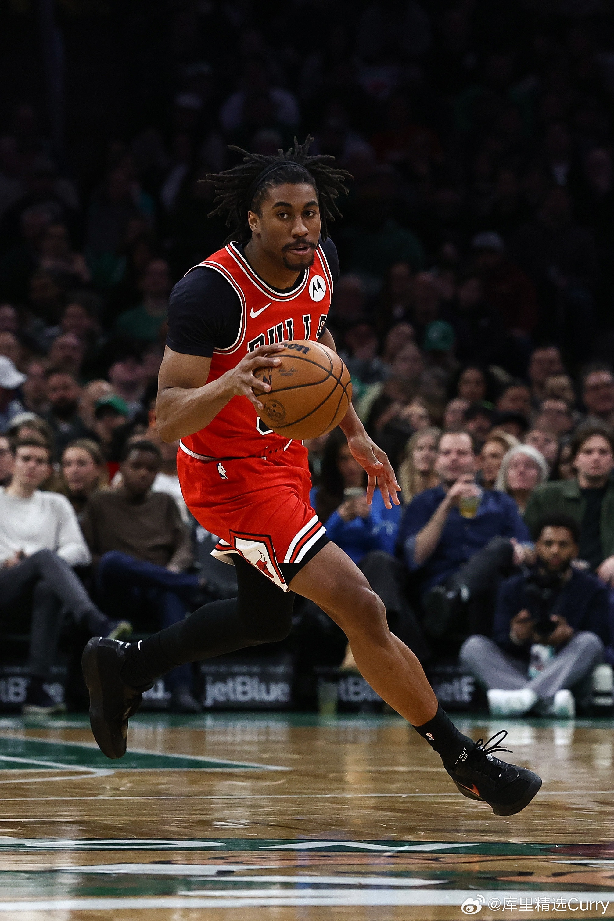 公牛官方：因有损球队的不当行为，球队已裁掉杰登・艾维。艾维因受左膝伤病的困扰，已