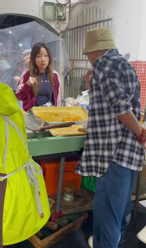 65岁吴镇宇一个人现身四川成都旅游，他的穿衣打扮挺时尚的，很有个人特色。身材很瘦，皮肤有点显黑，状态