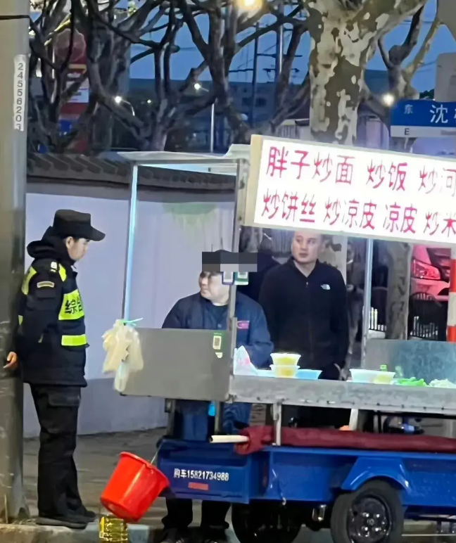 下班路上看到的，真笑死了！