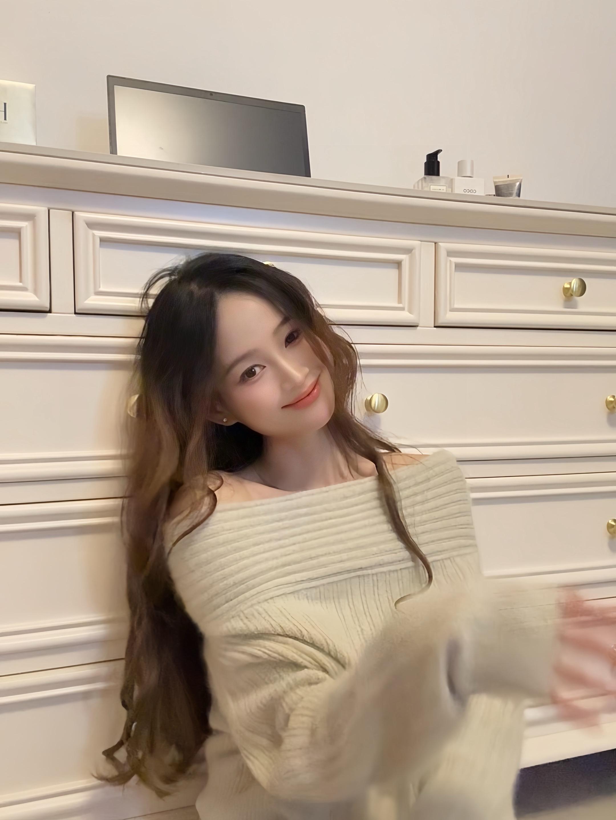 请假 请假 要剪头发💇🏻‍♀️做美甲💅🏻看电影🎦吃火锅🍲吃...