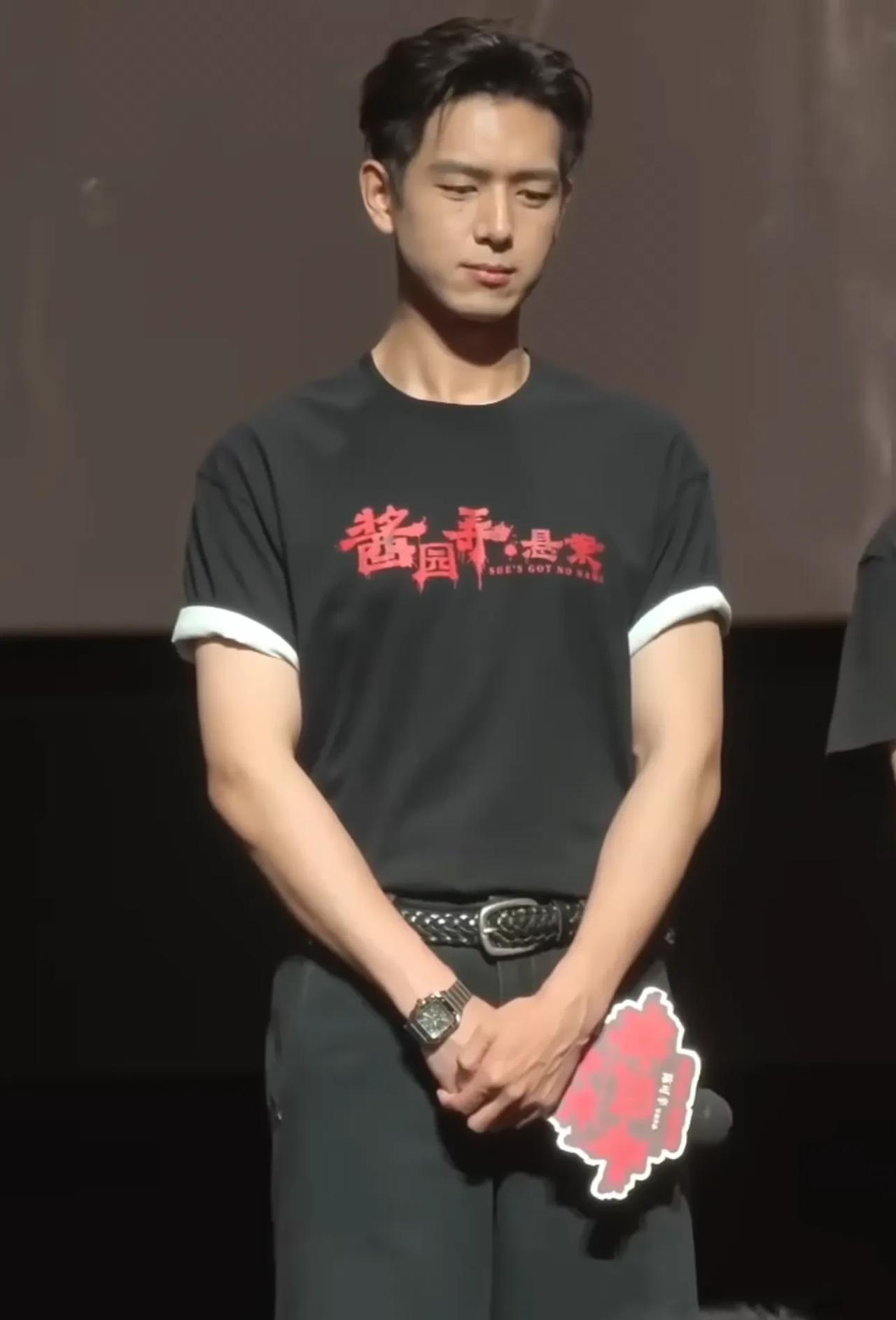 很多人爱看精修，但我只喜欢生图，因为没有精修的李现，才更见男人味！