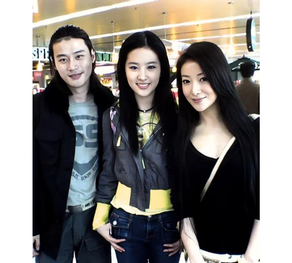 2006年，19岁的刘亦菲与陈紫函和程枫同框的合照，不愧是最美“小龙女”，真的太