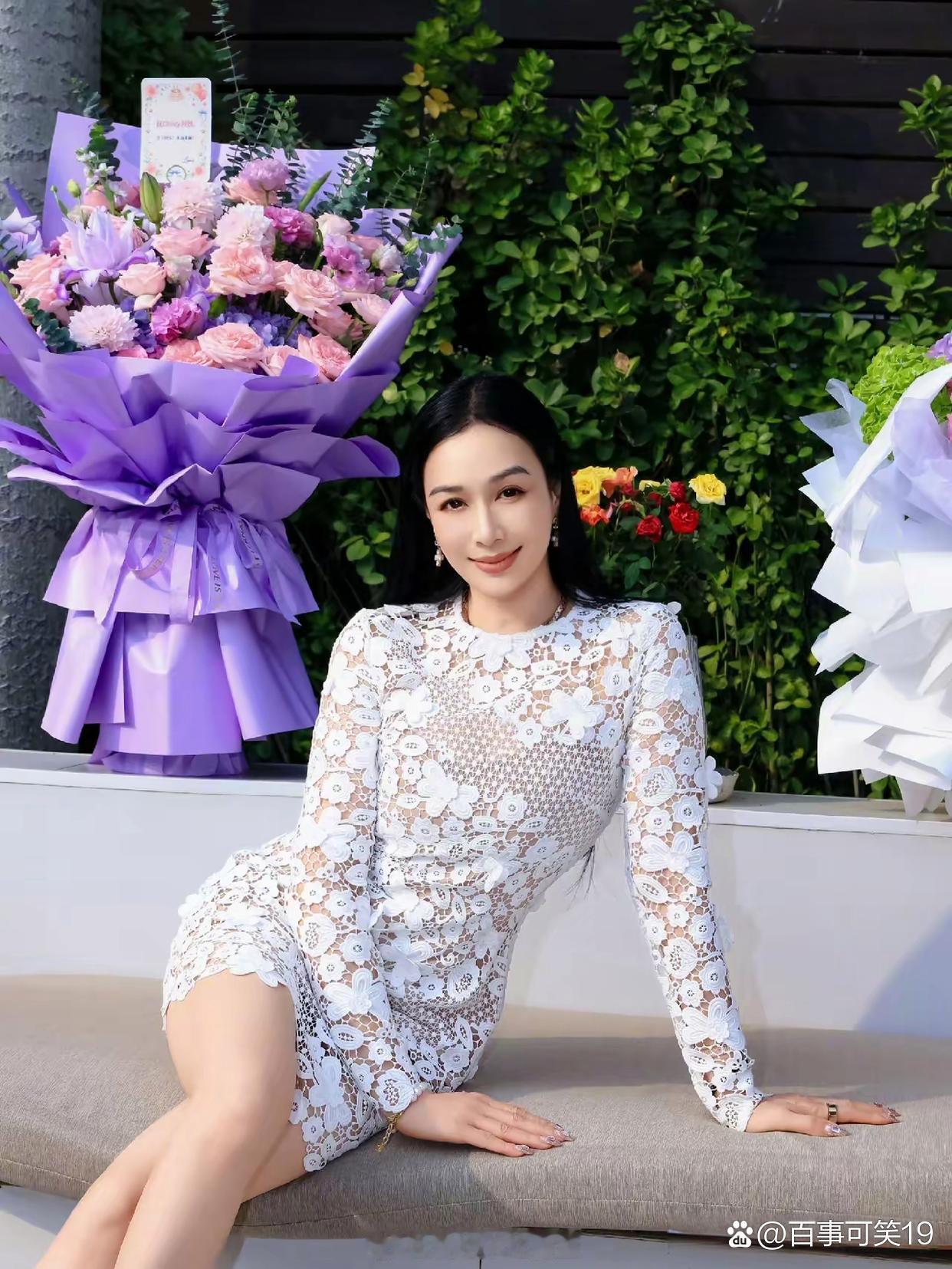 钟丽缇庆祝56岁生日，二女儿Jaden特意回国，陪妈妈庆祝！不得不说钟丽缇真的很有福气，几个女儿个个
