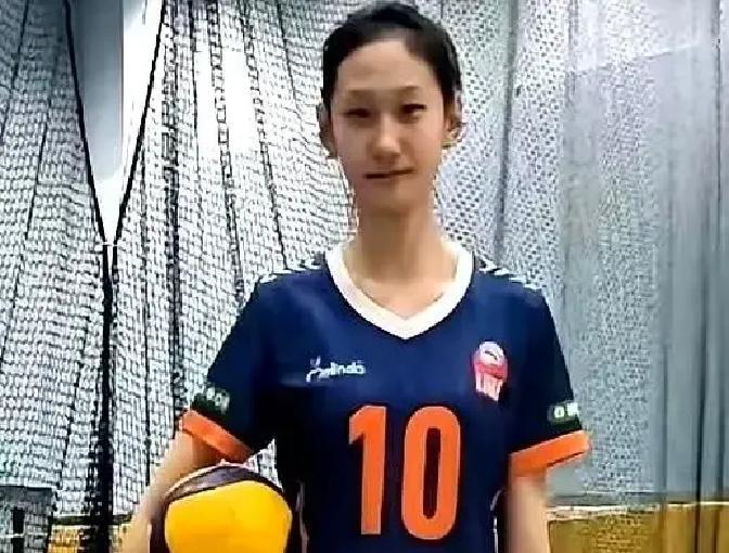 14岁1米92，女排新血杀疯了她扣球时速91公里，对手拦网手直接肿一圈。