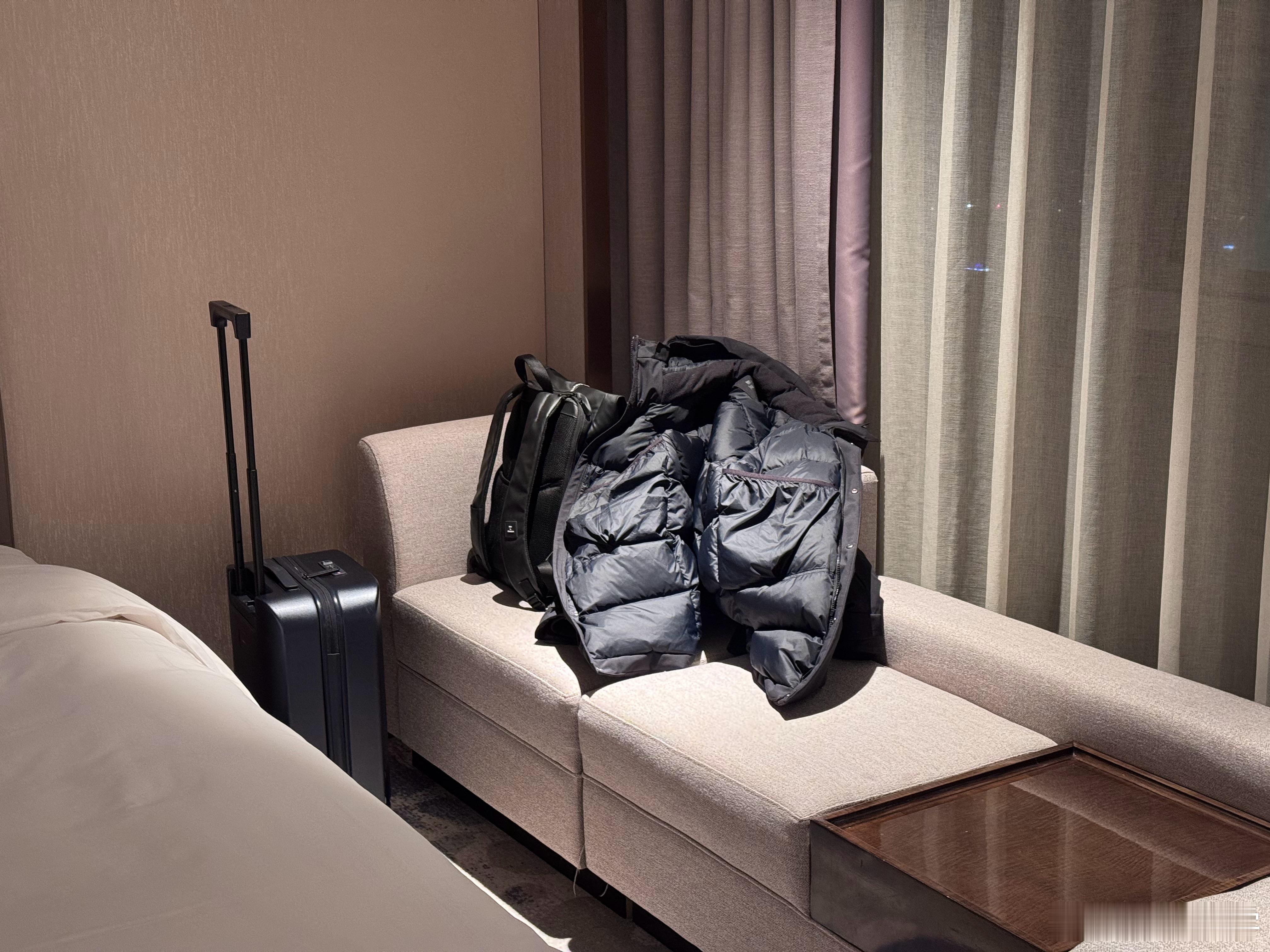 这什么破事都让我遇上了我刚下去拿外卖的功夫，我房间就进来一位我完全不认识的人，拿