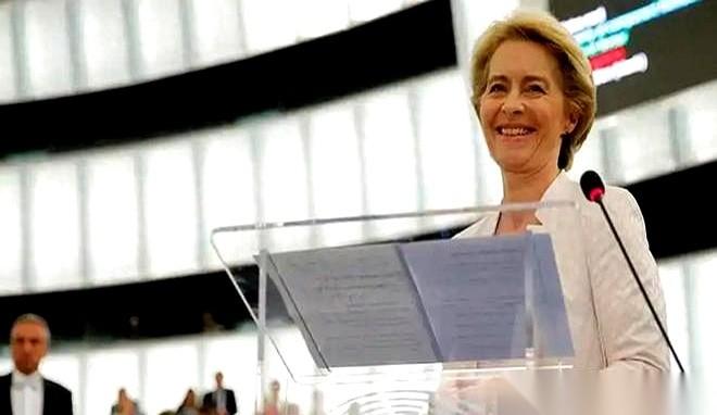 前脚还咋咋呼呼，说要对咱们动用“核武器”。后脚一看中美坐下来谈了，立马换了副笑