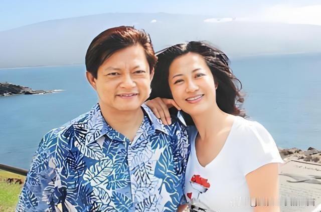 莫华伦的前妻邱文伶长相温婉大气，一看就是贤妻良母型的，比王冰冰漂亮多了，那个时候