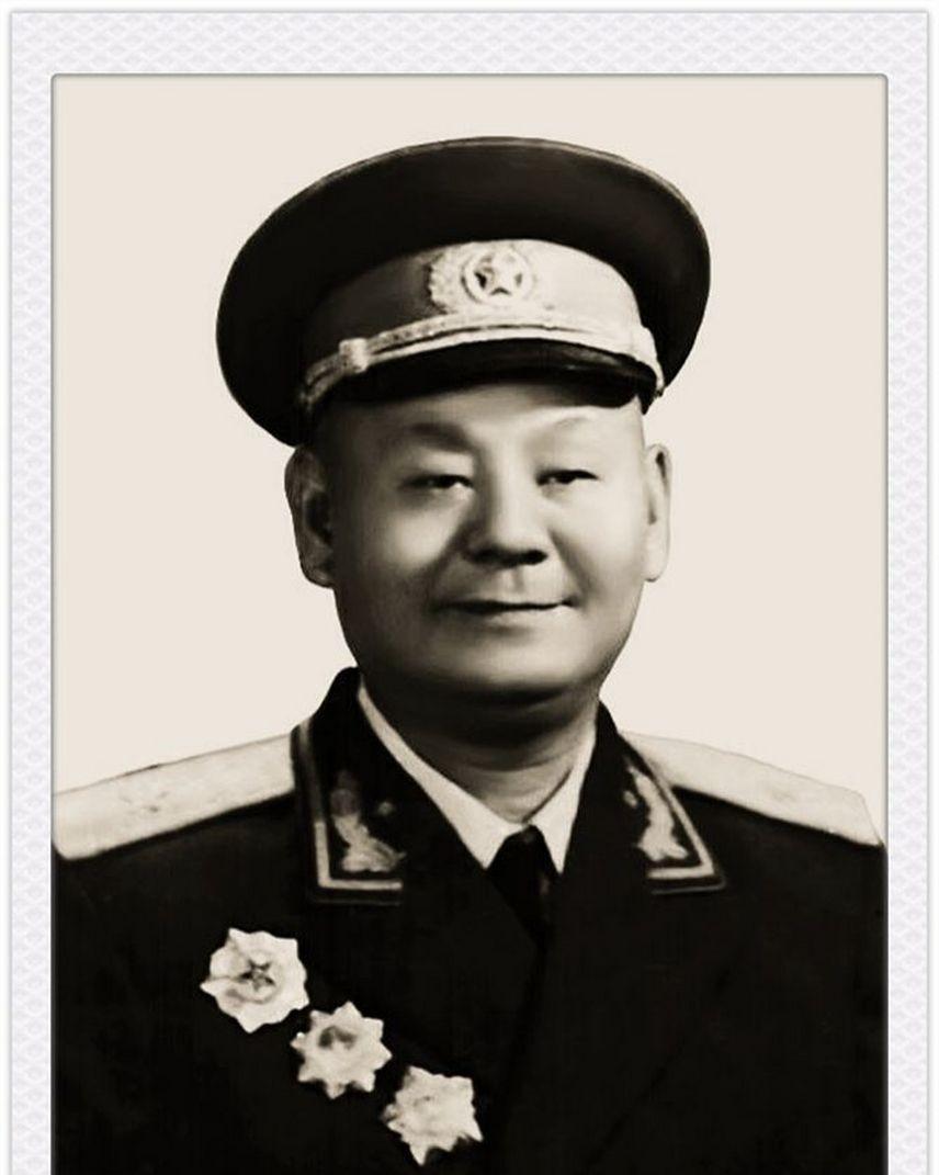 手下走出三位上将，1975年因车祸去世，临终前不忘为彭总翻案这个人，就是开