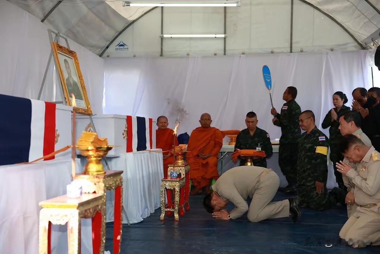 泰柬边境16号首轮强攻失利，两名泰军士兵为掩护大部队撤退，硬生生把性命撂在了阵地