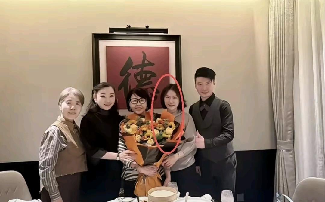 翁帆又瘦了许多！母亲节，翁帆和母亲度过了难忘又温馨的一天！文静又有内涵的翁帆