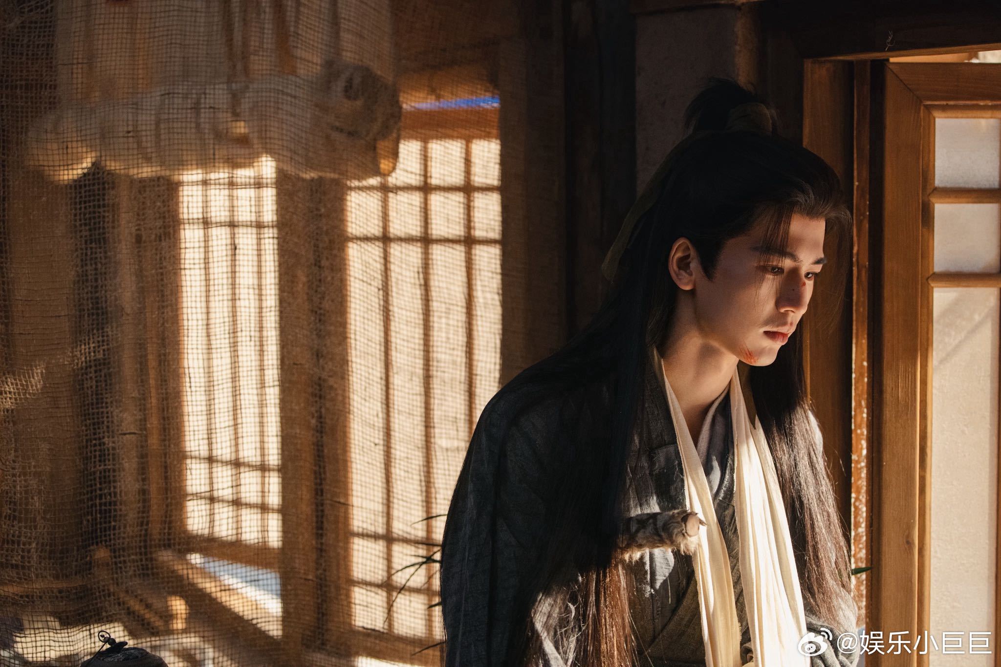 张凌赫神级建模真的是老天爷赏饭吃，骨相皮相都顶级，不用刻意凹造型就很出挑，看一