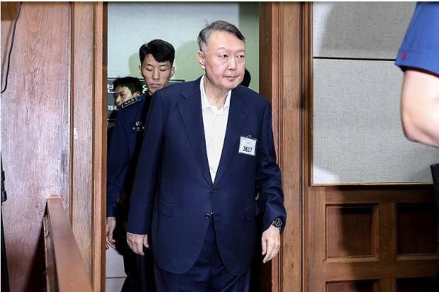 10月15日，尹锡悦终于走出了首尔看守所，只不过，外面的世界早已经物是人非。 