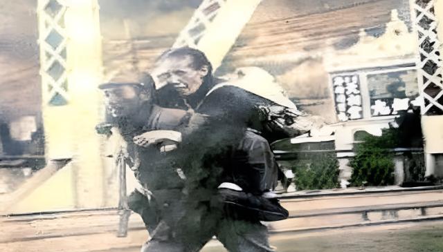 1938年8月，日本的报刊上出现了一张照片：一个日本兵背着一个中国老大娘在跑，面