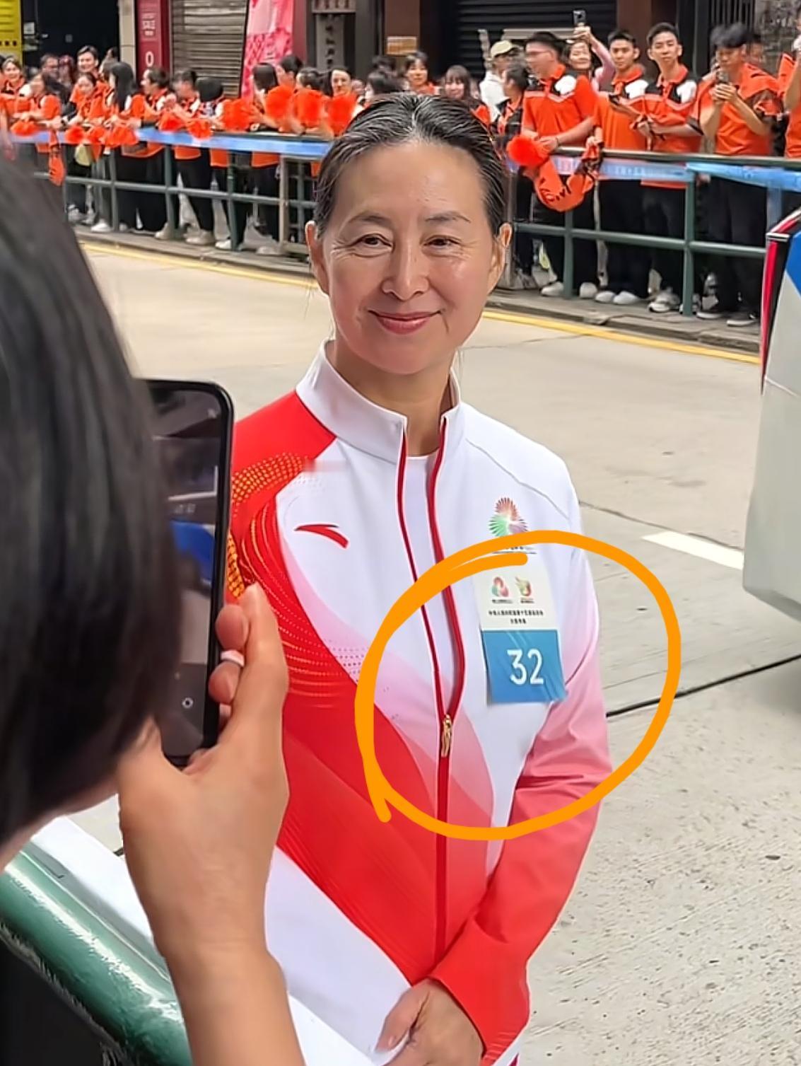 太有情有义了！才发现，何超琼澳门火炬传递时，穿的衣服的编号竟然是“32号”！[泪