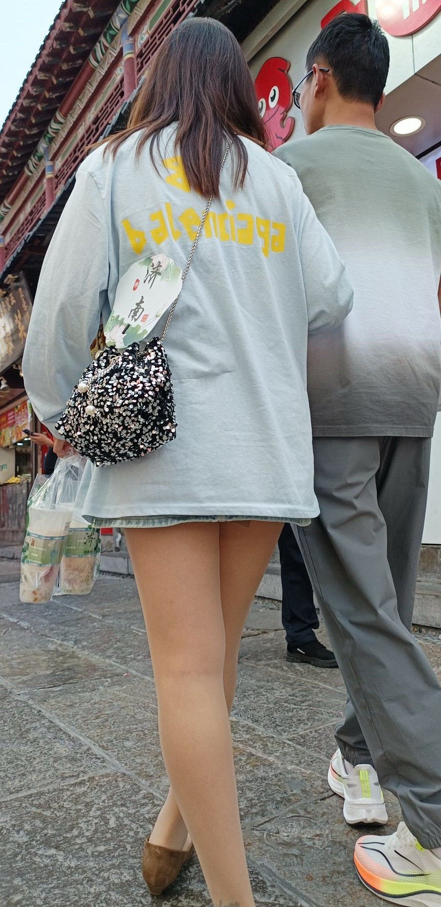 闲庭信步，悠然自得，仿佛时间都为之静止。时尚穿搭丝袜穿搭每日穿搭​​​