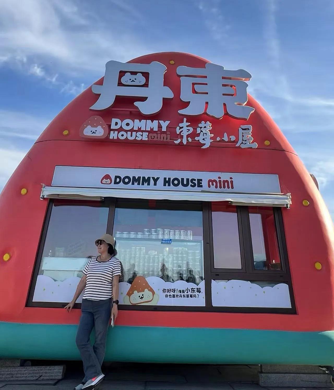 我们这个东北旅行团有16人，男性7人，女性9人。其实旅行是个体力活，很累人。