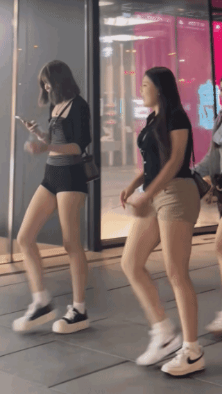 一群女汉子！每一位都是高挑身材，但是步步生风，感觉她们的职业不是运动员