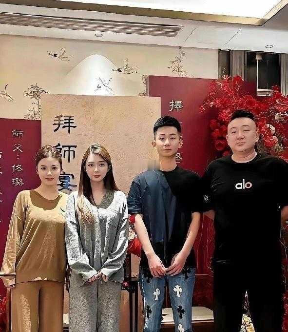 拜师宴合影，看得出师傅本事不一般