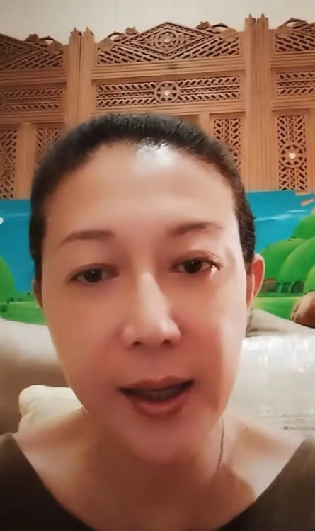 吴绮莉直播谈女儿，她知道女儿同性恋有妻子，但她管不了，她表示女儿年龄小，对方把吴