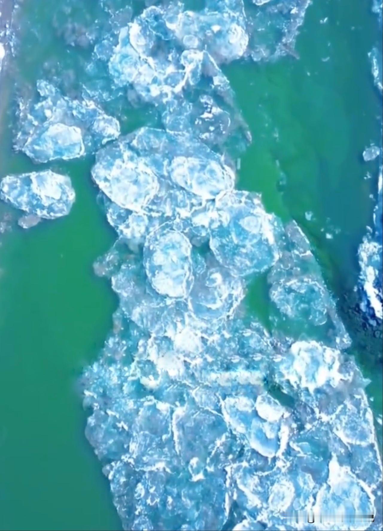 原来黄河也有不黄且清澈碧绿的既视感，远远望去就像是一块碧绿的翡翠一样！这一景象就