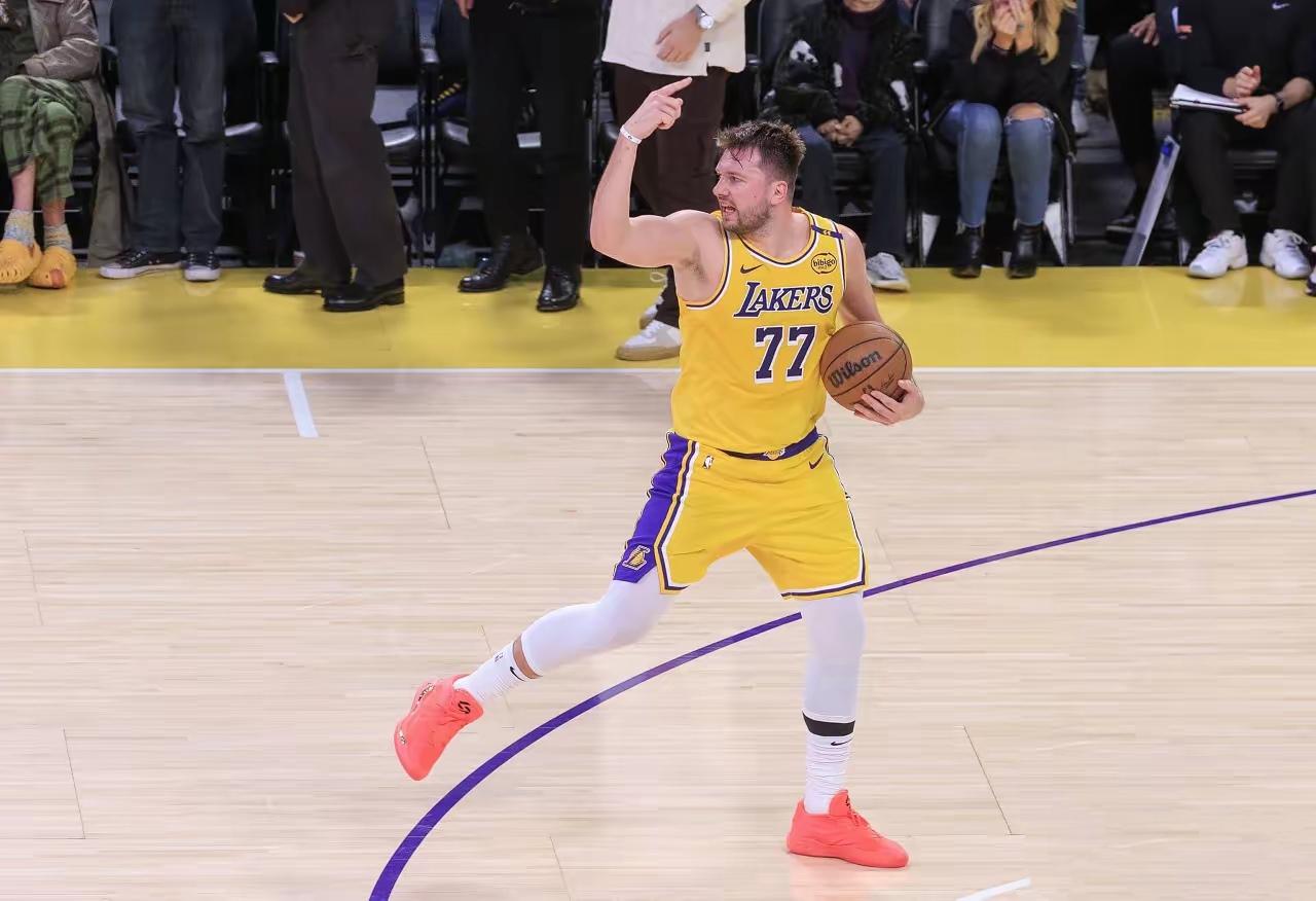 东契奇场均33.5分荣膺本赛季联盟得分王，NBA本世纪历届得分王场均得分前十名：